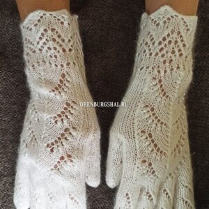 Ажурные перчатки с ландышами и бисером