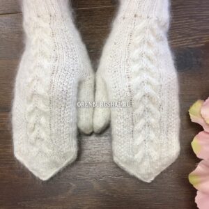 Белые пуховые варежки