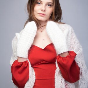 Плотные белые варежки